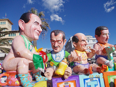 Silvio Berlusconi istub palja tagumikuga potil. See sümboliseerib, et poliitikud on beebid ja Itaalia ei kasva. Pealkiri „Itaalia ei kasva”. Foto: ANNELI TREUMUTH