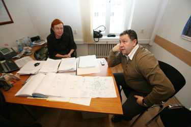 Abilinnapea Kersti Kõosaar ja linnavolikogu esimees Erki Saarman eile Kõosaare kabinetis tänavate kahesuunaliseks muutmist tutvustamas. Foto: INNO TÄHISMAA