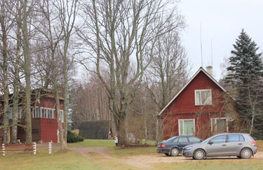 Siseüritustest mõeldud saal (vasakul) ja Kirikumäe matkamaja (paremal). Foto: BIRGIT PETTAI