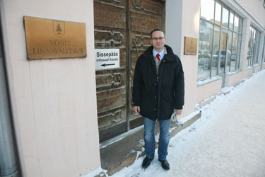 Oliver von Wolff Võru linnavalitsuse maja ees teisipäeval, oma teise töönädala algul. Foto: INNO TÄHISMAA
