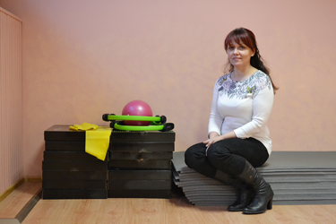 Võrumaa ainus pilatese treener Kati Kornel avab 11. veebruaril omanimelise pilatese stuudio. Treeningul kasutatakse ka mitmeid abivahendeid, näiteks kummilinte, palle ja rõngaid. Suur osa harjutustest sooritatakse matil.   Foto: PILLE IVASK
