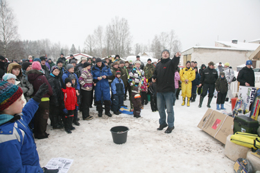 Kalvi Kõva korraldab kalapüügivõistlusest osavõtjate hulgas kalaoksjonit. Foto: Võrumaa Teataja
