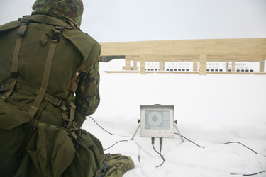 Pildil on kaitseväelane uues tiirus tulejoonel, tema kõrval elektrooniline tabloo, kust on võimalik kohe näha laskmistulemust.   Foto: INNO TÄHISMAA