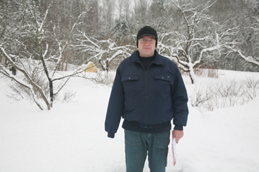 Võru valla Kärsiniidu talu peremees Ivar Hillep seisab taamal õunapuude vahel paistva uue kaevu taustal. Kaevu ehitus sai võimalikuks tänu riigi veeprogrammile.    Foto: INNO TÄHISMAA
