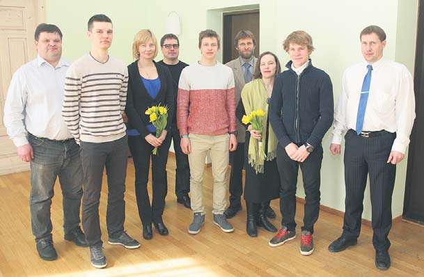 Pildil on Võru maavalitsuse esimese korruse saalis (vasakult) maavalitsuse spordi- ja noorsootöö peaspetsialist Peep Lill, laskesuusataja Rene Zahkna, tema vanemad Piia Sikk ja Hillar Zahkna, kahevõistleja Han Hendrik Piho, tema vanemad Aigar ja Anni Piho, kahevõistleja Kail Piho ning maavanem Andres Kõiv. Foto: INNO TÄHISMAA