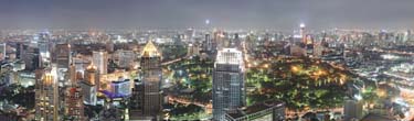 Bangkok ja Võru on ühevanused linnad. Bangkok sai 230aastaseks mullu, Võru linnal on sama ümmargune sünnipäev järgmisel aastal. Bangkokis elab ümmarguselt kümme miljonit inimest, Võrus umbes 750 korda vähem inimesi.	   Foto: INTERNET