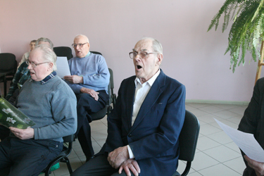 Elmar Hoop eile Võrumaa Sõjameeste Ühenduse ansambli proovis Võrus pensionäride päevakeskuses.        Foto: Võrumaa Teataja