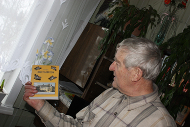 Võrumaa kirjanik Enn Vaino oma esimese teosega „Raketigarnison”. Sellesse raamatusse on koondatud 25 aastat Siberis raketigarnisonis Nõukogude kroonut teeninud eruohvitseri mäletused.  Foto: JOOSEP AADER