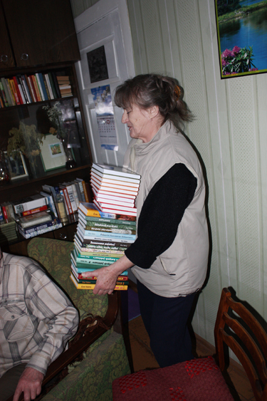 Inge Vaino tarib süles kohale kirjanikust abikaasa „lapsukesed” – praeguseks on raamatuid juba 30. Valmimisjärgus on veel kaks.    Foto: JOOSEP AADER