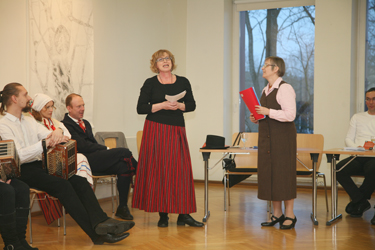 Tantsujuht Maire Udras (seisab vasakul) ja Silvi Jansons esitlevad Kandle tantsuetendust.    Foto: INNO TÄHISMAA
