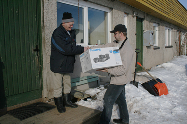 Nikolai Mehilane (vasakul) võtab kodutrepil Võru Polari juhilt Vello Vijardilt vastu kodukino. Foto: VÕRUMAA TEATAJA