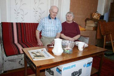 Järve talu peremees Nikolai Mehilane ja perenaine Valentina Mehilane on abielus olnud 49 aastat. Foto: VÕRUMAA TEATAJA  