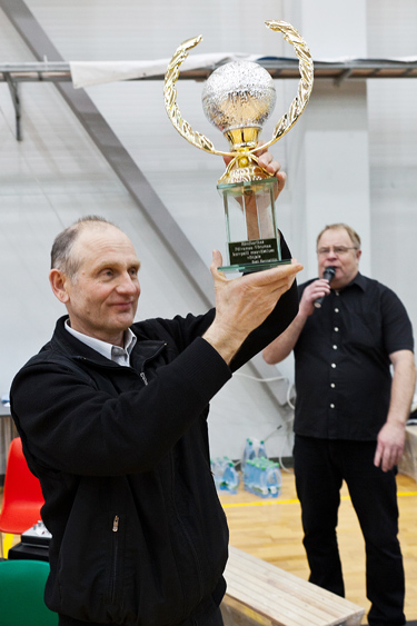 Võidukarikas Kalev Palo kätes.      Foto: Maidu Jaason