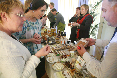 Läti Madona piirkonna toiduettevõtjad tutvustamas reedel Võrumaa Toidukeskuse seminariruumis oma toodangut.   Foto: Võrumaa Teataja