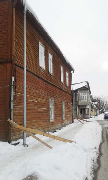 Tõketega piiratud maja ees olev kõnnitee Kreutzwaldi ja Petseri tänava nurgal.     Foto: Kadri Nagel