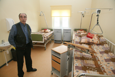 Mõniste hooldekodu ruumidega teeb tutvust Sõmerpalu hooldekodu juhataja Lenhard Ermel.      Foto: Võrumaa Teataja