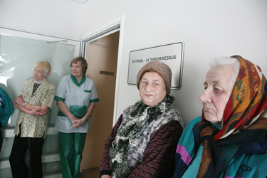 Mõniste rahvas hooldekodu avamisel, taga ukseavas seisab hooldekodu juhataja Linda Pettai.