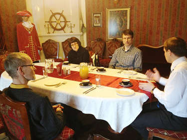Lõunasöök koos maavanemaga. Vasakult: Helve Laasik (Vooremaa peatoimetaja), Priit Rauniste (Meie Maa vastutav väljaandja), Andres Kõiv (Võru maavanem), Kauno Kõima (ees vasakul, Koidu peatoimetaja). Foto: VÕRUMAA TEATAJA