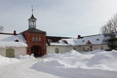 Juba kaugelt jääb silma Rogosi mõisa kellatorn, mis köidab enim turistide tähelepanu. Foto: BIRGIT PETTAI