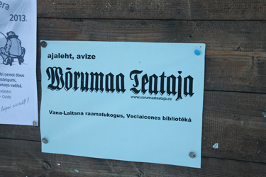 Võrumaa Teatajat loetakse lähemal ja kaugemal. Pikki aastaid tellib Võrumaa Teatajat Prantsusmaale Pariisi lähistele proua Ilo Jaik Riedmann. Palju lugejaid on ka Apes (Hopas), Veclaicenes (Vana-Laitsnas) ja Aluksne (Alulinna) kandis. Näiteks Vana-Laitsna rahvamaja juures antakse eesti ja läti keeles teada, et raamatukogus saab Võrumaa Teatajat lugeda.     Foto: INNO TÄHISMAA