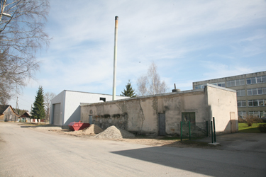 Pildil on näha Antsla katlamaja hoone, millele on ehitatud tagaossa juurde hakkpuidu- hoidla. Foto: INNO TÄHISMAA