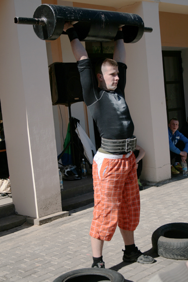 Võrumaa kutsehariduskeskuse rammumees 2013 Kristjan Koppel läbimas teist ala – toimub 53 kilogrammi kaaluva palgi surumine. Foto: BIRGIT PETTAI