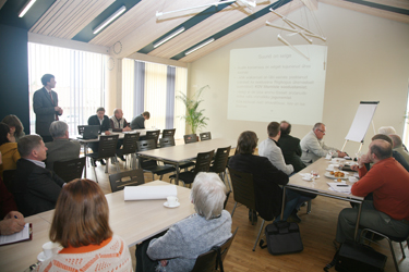 Hetk eilselt regionaalministri esindajate kohtumiselt Võrumaa omavalitsusjuhtidega Võrumaa Toidukeskuse seminariruumis. Kohtumisel pidas reformi tutvustava ettekande Sulev Valner (seisab vasakul).   Foto: INNO TÄHISMAA