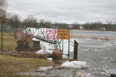 lükkas selle läbi järve äärde rajatud aedade. Foto: INNO TÄHISMA