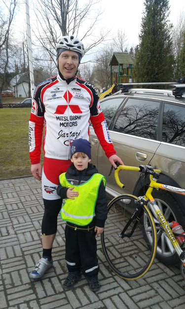 Esikoha-omanikud Vahur Pindma  koos poja Patrik Pind-maga, kes mõlemad võitsid oma vanuseklassi sõitudes.  Foto: KADRI NAGEL