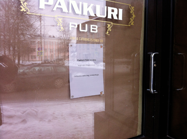 Poolteist kuud tagasi lõpetas Pankuri pubi päevapealt Võru pangamajas tegevuse, sisustus viidi minema ja uksele ilmus silt, et jätkatakse cateringi teenuse pakkumisega.  Foto: INNO TÄHISMAA