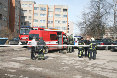 Päästjad ja politseinikud on Kooli tn 3 maja ümber piiranud, pommirühma liikmele aidatakse ülikonda selga.      Foto: INNO TÄHISMAA