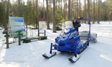 Mati Ojandu buraanil rada hooldamas, et suusasõbrad saaksid veel viimaseid sõite teha. Kui kõik hästi läheb, siis võib veel ka jüripäeval suusarõõme nautida.    Foto: AIGAR NAGEL