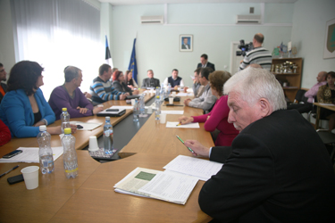 Võru linnapea Jüri Kaver (seisab tagaplaanil) eile vastamas volikogu liikme Toomas Pauri küsimustele advokaadiarvete tasumise kohta. 	  Foto: INNO TÄHISMAA