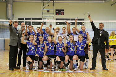Võidukas Võru võrkpallinaiskond: esireas (vasakult) Aigi Jukk, Hippe Oimet, Anett Hollas, Margot Pähn, Heleene Hollas ja Eliise Hollas, tagareas (vasakult) Kristiina Raap, Kaisa Bahmatšev, Keit Viitkin, Evely Heliste, Kristina Teder, Merlin Hurt ning Helen Rohtla. Paremal peatreener Raivo Jeenas ja vasakul treener Andrei Ojamets. Ojametsa kõrval seisab klubi peatoetaja Endel Ermel.      Foto: Võrumaa Spordiliit