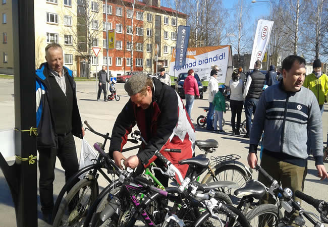 Võru endine linnapea Ülo Tulik, Euroopa Parlamendi liige Ivari Padar ja praegune linnapea Jüri Kaver rattaid parkimas. Foto: Kadri Nagel