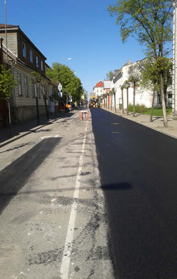 Tartu tänaval tehti teekatte remonttöid, mille käigus asendati teekate ühel tänavapoolel. FOTO: Aigar Nagel