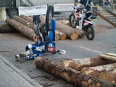 Aigar Leoki kukkumine enduro ekstreemkatsel Tartu kesklinnas.    Foto: Markku Pesonen