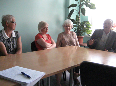 Tarkade inimeste vestlusring pensionäride päevakeskuses. Vasakult: Maie Joakit, Ere Kungla, Tiiu Matsin ja Aare Lang.    Foto: IRJA TÄHISMAA