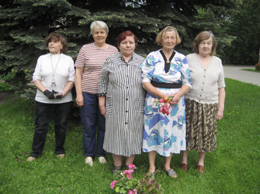 Tänu nende naiste tööle ja vaevale on maja ees hingesoojendav aed (vasakult): Milvi Tuvikene, Helve Minka, Zinaida Teppo, Aime Ingver ning Asta Toom. Foto: IRJA TÄHISMAA