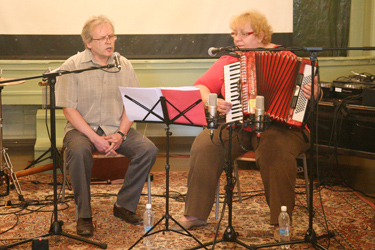 Peapreemia võitnud Heiki Kelp (vasakul)  esitamas oma lugu „Kuis raha minno armast”, akordionil  saadab Erja Arop. Foto: Võrumaa Teataja