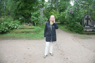 Nikolai Kultase tütar Heli-Kristi Ilinsky nädal aega tagasi nõutult Võru kalmistu sissekäigu juures pärast edutult kulgenud otsinguid. Foto: Võrumaa Teataja