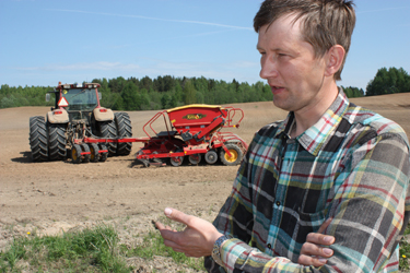 Taavi Serv: „Kõik tuleks ümber külvata, sest talvekahjustused on nii suured. Praegu külvan talinisu kaeraga üle. Kahtlemata on see suur lisatöö, aga midagi pole teha.” Foto: JOOSEP AADER