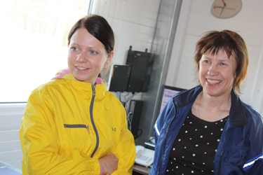 Pildile jäid farmijuhataja Birgit Truus ja loomakasvatuse juht Ester Plato. Viimane käib lausa Põlvast Võhandusse tööle. Foto: JOOSEP AADER