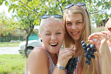 Rõuge noored Gruusia talus  viinamarju söömas. Foto: RÕUGE NOORTEKLUBI