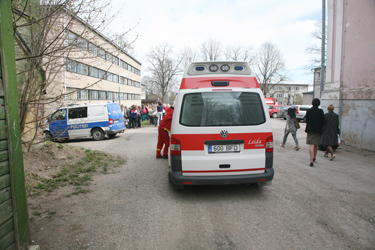 Kiirabi, politsei ja tuletõrje masinad teisipäeval Võru 1. põhikooli hoovis. Vasakul on näha hoonest evakueeritud õpilased ja töötajad.    Foto: INNO TÄHISMAA