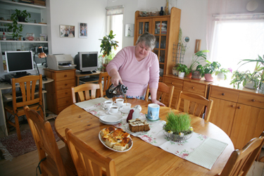 Keila SOS lastekülas juba 18 aastat emaametit pidanud ja seal praegu viit Võrumaalt pärit last kasvatav Sirje Kurik (54) oma pere kodu hubases elutoas kohvi kallamas ja endaküpsetatud pirukaid pakkumas. 	 Foto: IRJA TÄHISMAA