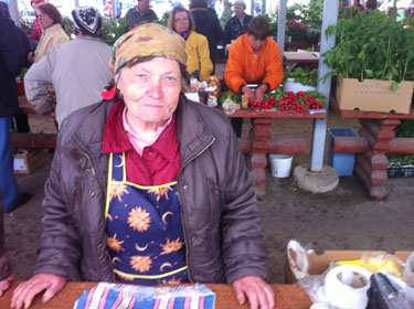 Tippsibulamüüja Lüübnitsast Eve Kosterkova.    Foto: INNO TÄHISMAA