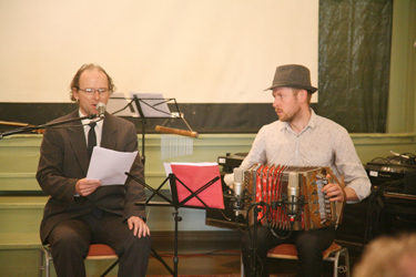 Ühe peapreemia võitnud Urmas Kalla (vasakul) esitamas koos Tarmo Noormaaga oma laulu „Noore lõõdsamehe laul”.     Foto: Võrumaa Teataja