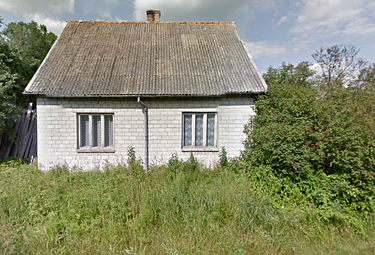 Tühjaks jäänud elumaja Võrus Võlsi tee ääres, kust leiti aasta algul skeletistunud mehe surnukeha.    Foto: Google StreetView