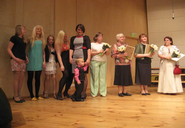  Pildi keskel Võrumaa aasta ema 2013 Airi Gross-berg pühapäeval Kandle laval koos oma kuuest lapsest viiega, vasakult: Avelin (12), Karolin (20), Kerstin (10), Merilin (21) ja Johannes (2). Airist paremal teised aasta ema tiitlile esitatud tublid naised: Ene Aedmaa, Eha Uibo, Lidia Kolpakova ja Piret Haljend. Lisaks neile esitati aasta ema aunimetusele ka Luule Veibri. Foto: IRJA TÄHISMAA